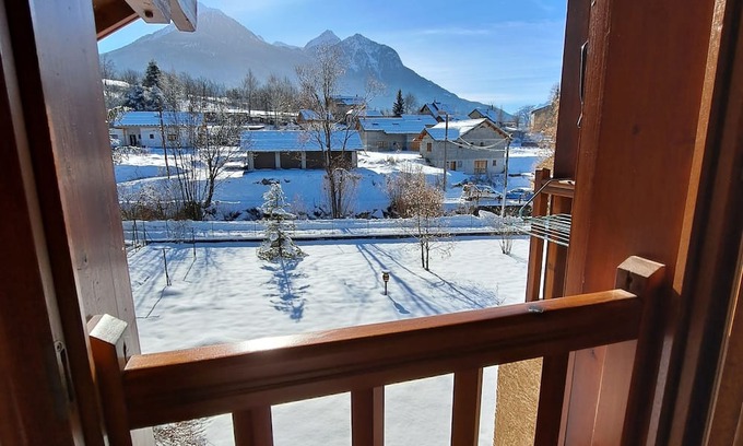 Villar-Saint-Pancrace Ski Chalet | Family-Friendly Maison with Garden & Fast Internet Access