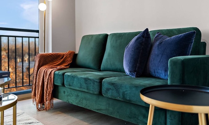 St. Anthony West Apartment | Cozy 1 BR with Gym & Free Parking Near Target Center