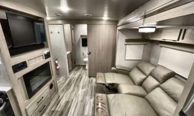 Elmo House | Charming 2-Person RV Getaway for Family Adventures