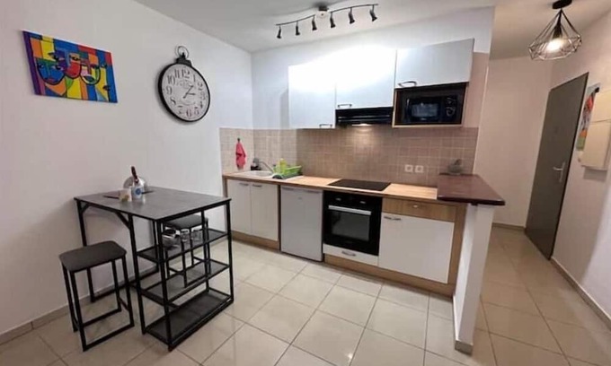 Saint-Denis Apartment | Cozy Stay at Studio Bellepierre with Spa and Breakfast