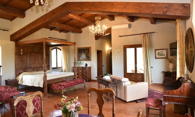 Poggio Catino Resort | Relax at Suite "Il Ballatoio" with Pool & Spa Amenities