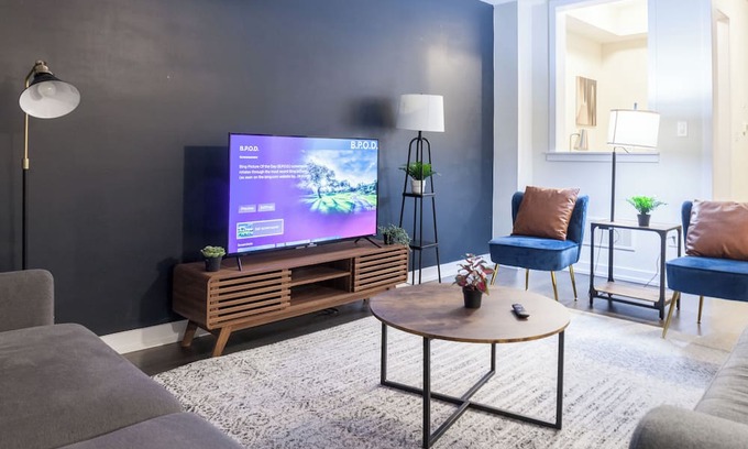 Caledonia House | Experience a New Stay Near Hamilton International Airport