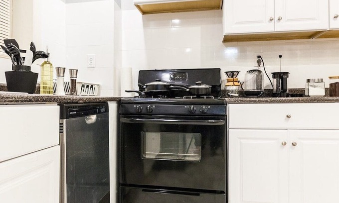 Buffalo Apartment | Pet-Friendly Escape at Buffalo - Mystic Lower Right Hotel