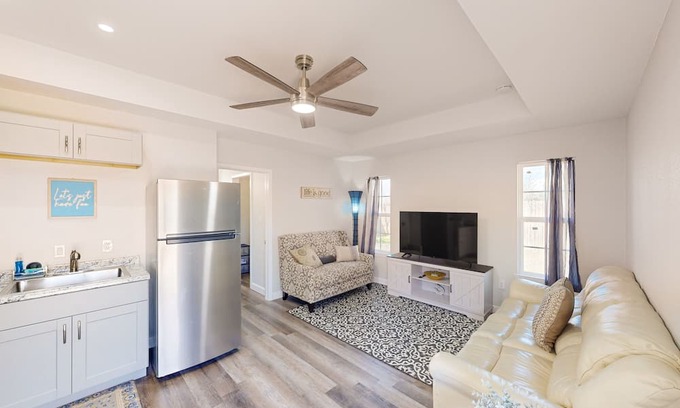 Denton Apartment | Modern Guesthouse Near Downtown with Spa & Breakfast