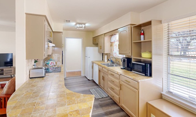 Denton House | Ideal Home With Yards & Prime Downtown Access