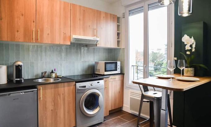 Charenton-le-Pont Apartment | Peaceful Love Studio with Kitchen & Pet-Friendly Options