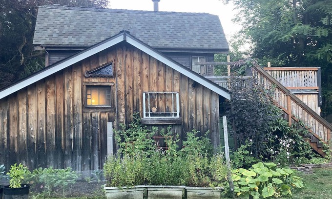 Ravenna Cottage | Secluded Willow Creek Cabin: Family & Pet Friendly Retreat
