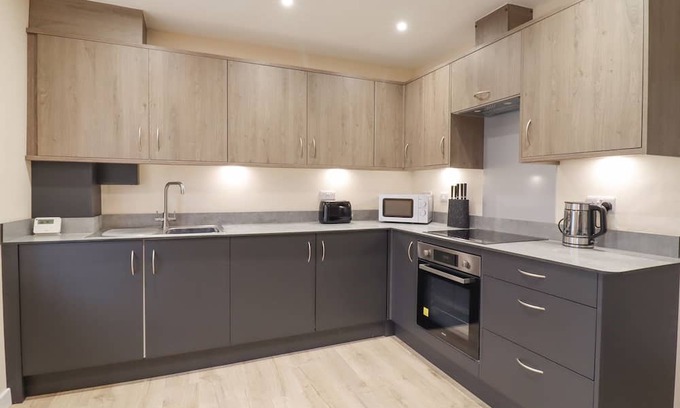 Walton on the Naze Cottage | Cozy 21B Saville Road Cottage with Ocean Views in Walton