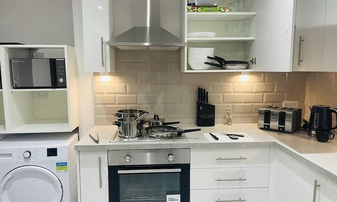 Upper Clapton Apartment | Discover Hackney Studios: Family-Friendly Studio Flat 3