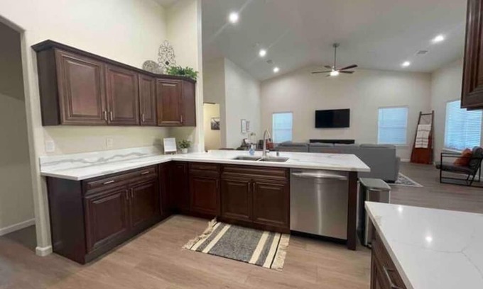 Fresno House | Fresno House: Family-Friendly 4-Bedroom Suite with Garage