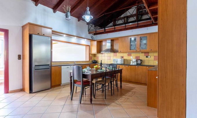 Tilisos House | Inviting Villa Ivis: Family-Friendly Retreat with Breakfast