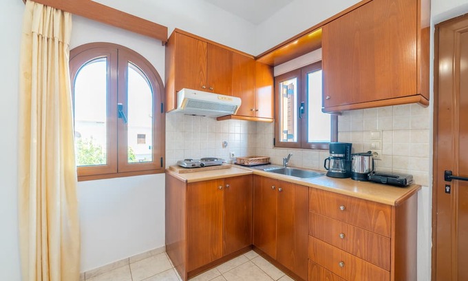 Milatos Beach Apartment | Cozy Seaside Retreat with Kitchen and Breakfast Included