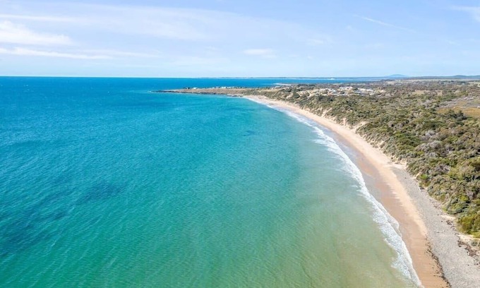 Lulworth Apartment | Idyllic Getaway: Beachfront Views & Family Friendly
