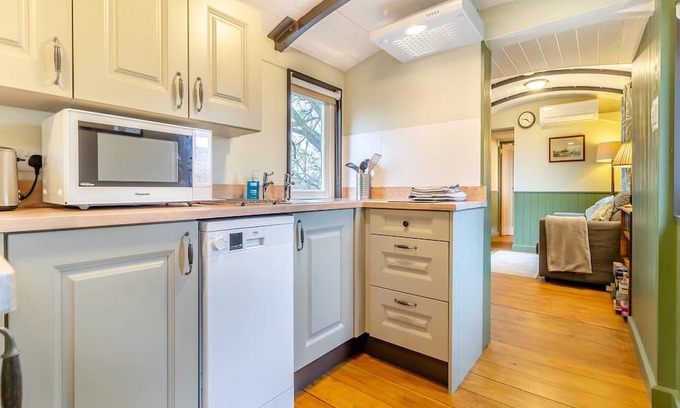 Pattiswick Cottage | Unique Stylish Brake Wagon Retreat in Scenic Countryside