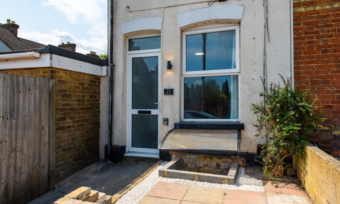 Maidstone House | Cozy 4 Bedroom Comfort Stay - Family and Pet Friendly Retreat