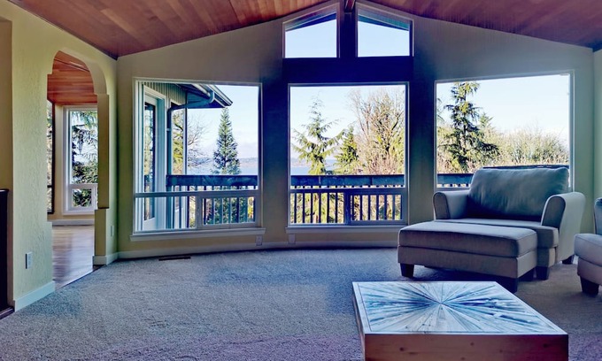 Federal Way House | Idyllic 5-BR Retreat with Breathtaking Puget Sound Views