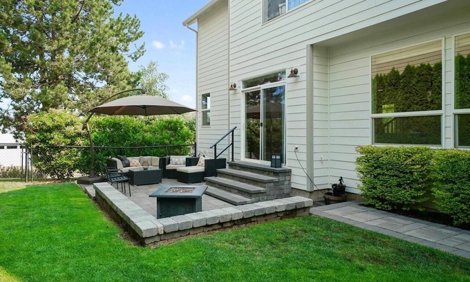 South Gateway House | New Listing: 3 Bed, 2.5 Bath Home with Family-Friendly Amenities