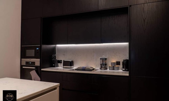 Trafford Apartment | Welcoming 3-Bed Apartment in Altrincham with Kitchen
