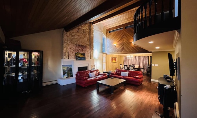 Shaughnessy House | Cozy Retreat with Sauna in Central Vancouver - 9.6/10 Rating