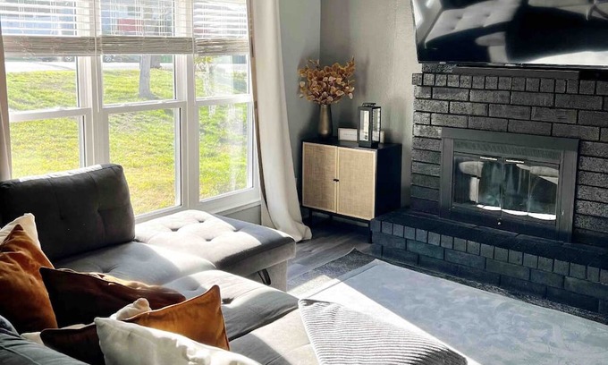 Parkside House | Casa Heights: Ideal Retreat for Couples and Groups