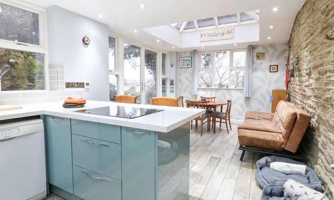 Holymoorside Cottage | Cozy Yew Tree Cottage: Pet-Friendly Retreat in Chesterfield