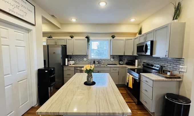 Roselawn Finance House | Stylish Newly Remodeled Big House with Family-Friendly Amenities