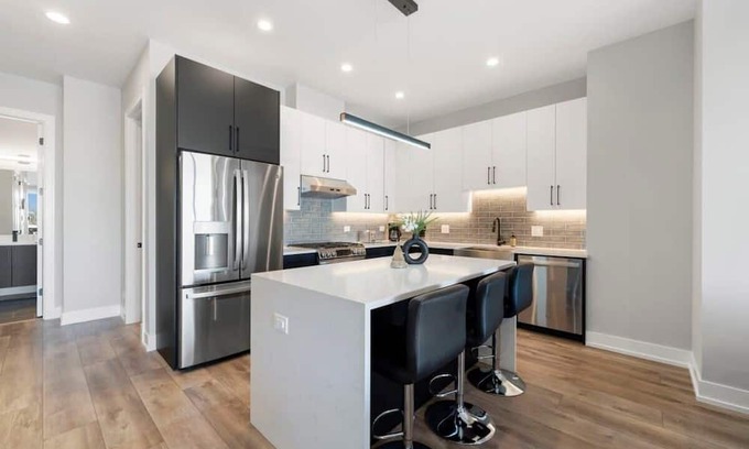 Lower West Side Apartment | Ideal Chicago Retreat with High-Speed Internet & Balcony