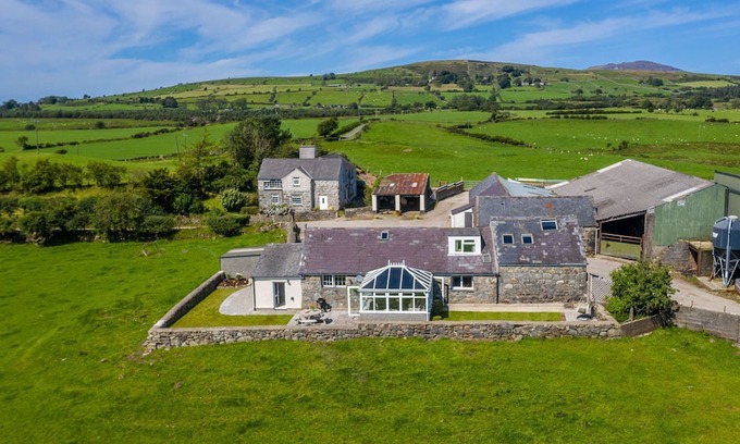 Garndolbenmaen Cottage | Eiddior - a self catering cottage that sleeps 7 guests in 4 bedrooms