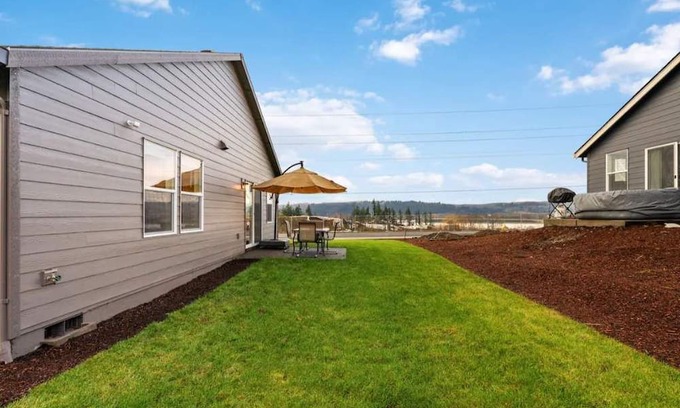Carrolls House | Serene Riverside Retreat in Kalama - Perfect for Families