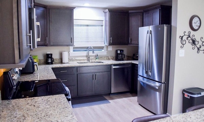 Monroe City Apartment | Pet-Friendly Family Retreat: 2 Bed, Breakfast Included
