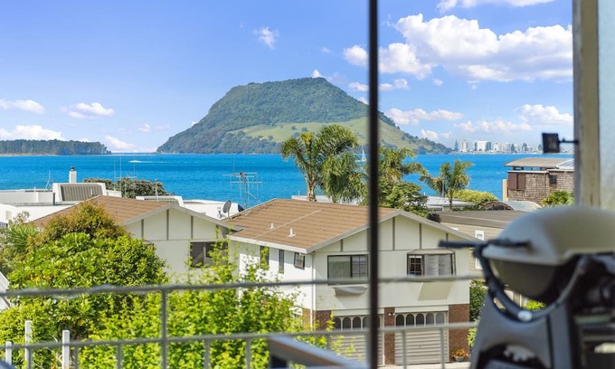 Otumoetai House | Seaviews on Seaway - Tauranga Holiday Home