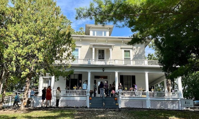 Janesville Bed & Breakfast | Inviting Century Elms Bed and Breakfast with Great Amenities