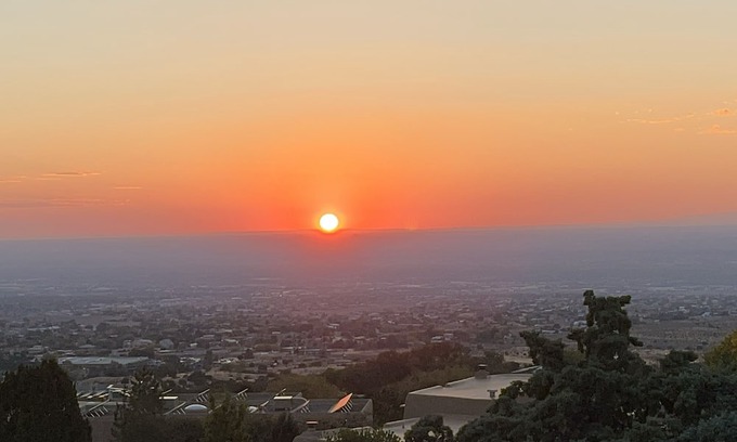 Sandia Heights North Apartment | Scenic Stay by Sandia Tram: Pet-Friendly with Great Views