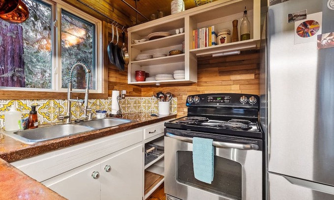 Baring House | Huckleberry Cottage: Pet-Friendly Retreat with River Access