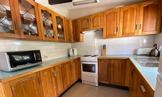 Anglers Reach Apartment | Relaxing Family Retreat with Lake Views and Breakfast