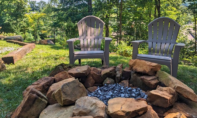 St. Elmo Improvement League House | St. Elmo Oasis: Colorful Retreat with Fire Pit & Family Perks