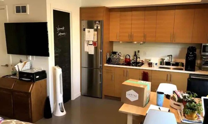 Buckman Neighborhood Apartment | Relaxing Studio in Inner Southeast - Pet Friendly Escape