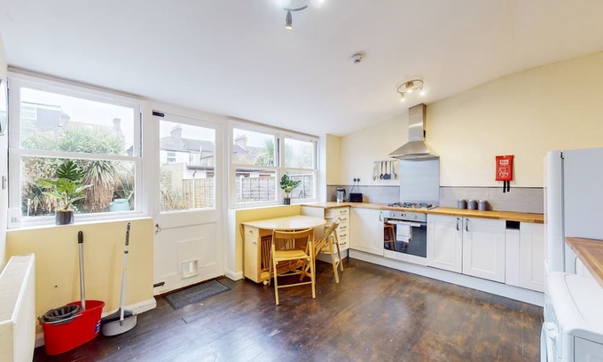 Leyton Apartment | Inviting 1BD Flat with Private Garden in Leyton