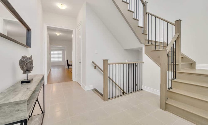 Oakville House | Elegant 5-Bedroom House in Oakville - Family-Friendly Stay