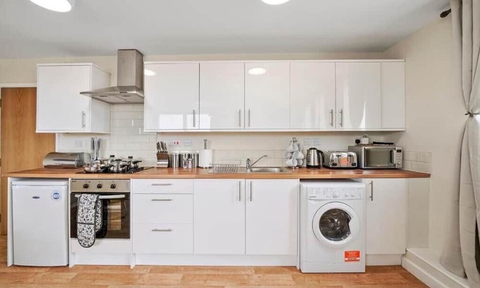 New Forest District Apartment | Budget-Friendly 3-Bed Escape in Southampton with Kitchen