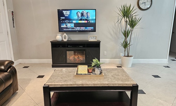 Sacramento House | Sacramento 4 bedroom house near Cal expo, Arden mall, Pool and hot tub.