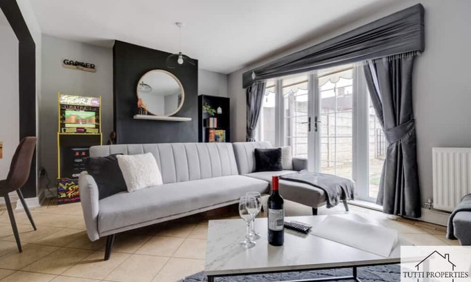 Kirkby House | Cozy Home in Liverpool for Families and Contractors