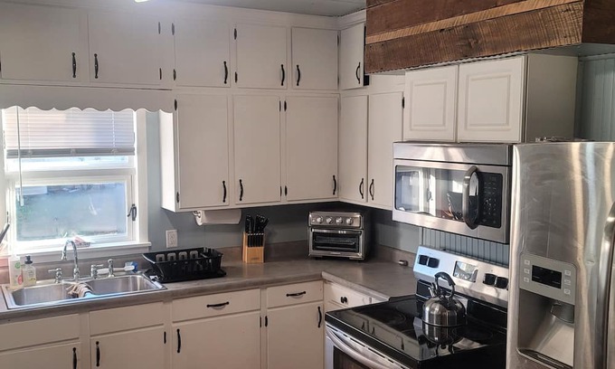 Fairview  Highland County Other | Inviting Farmhouse Retreat near Wilmington with Pool & Spa