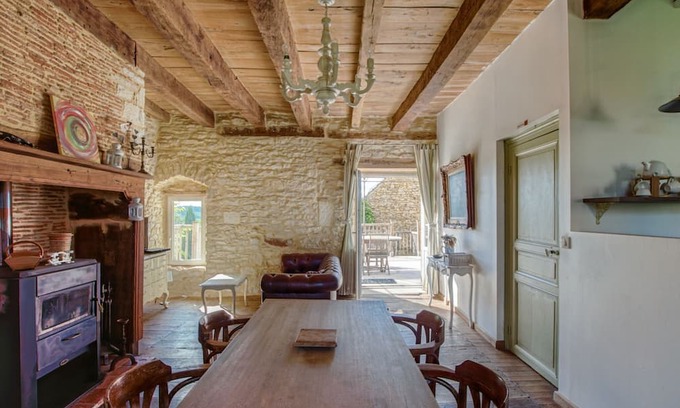 Degagnac House | Inviting Holiday Home with Heated Pool & Family Amenities