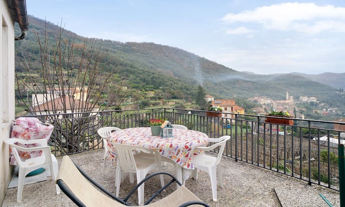 Villa Viani Apartment | Scenic Apartment 'Divino' with Private Terrace & Wi-Fi