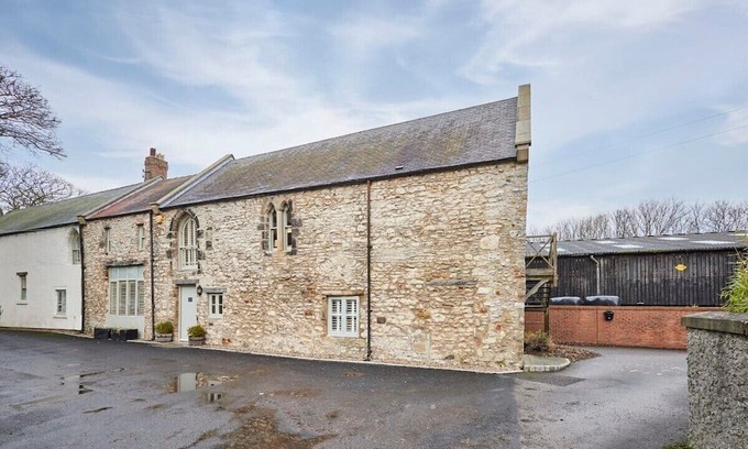 Peterlee House | Inviting Stay at The Hayloft: Pet-Friendly Retreat