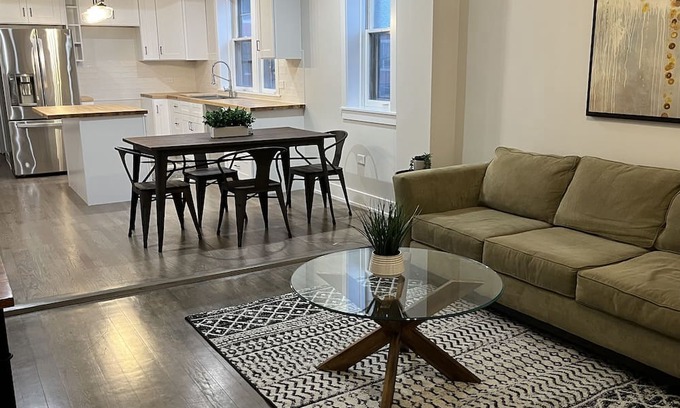 Bucktown Apartment | Modern Renovated Bedroom in Shared Apartment Retreat