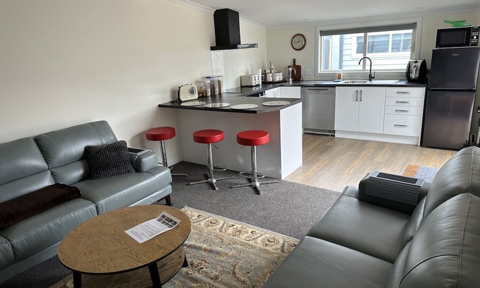Timaru House | Renovated Duck Back Cottage Near Bay & Town - Pet Friendly