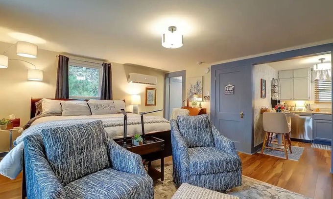 Texarkana House | Pecan Carriage House: Cozy Retreat with Pool & Kitchen