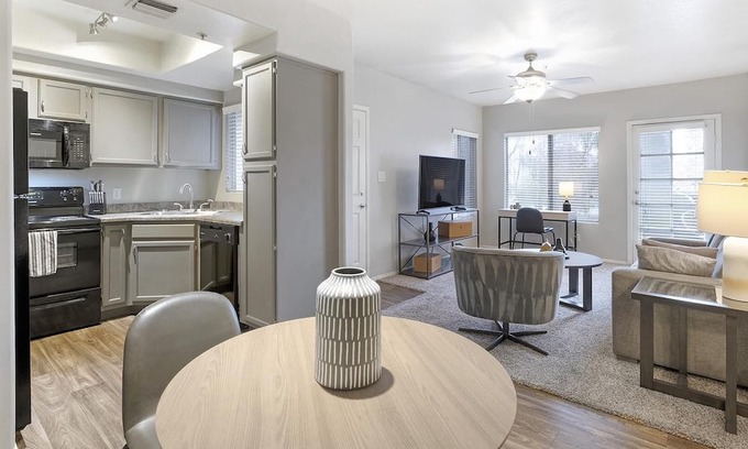 The Islands Apartment | Modern Apartment in Prime Location: Family-Friendly Stay